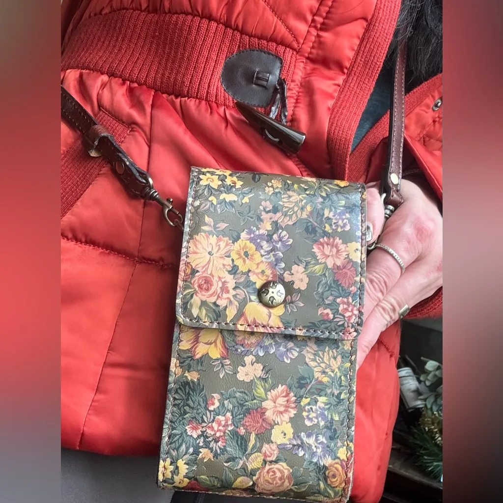 Authentic PATRICIA NASH Floral Leather Flap snap card/Phone crossbody - Image 6