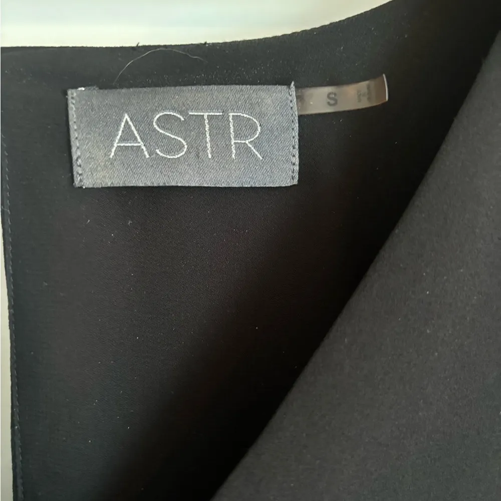 ASTR Flowy Lattice detail Dress long sleeve in black size small - Image 6