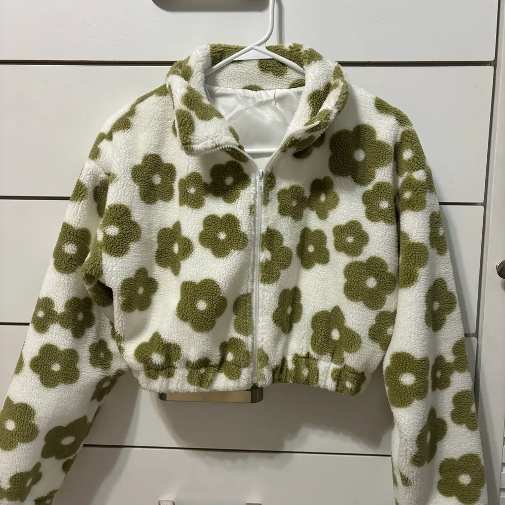 White & Green Floral Sherpa Jacket - Image 2