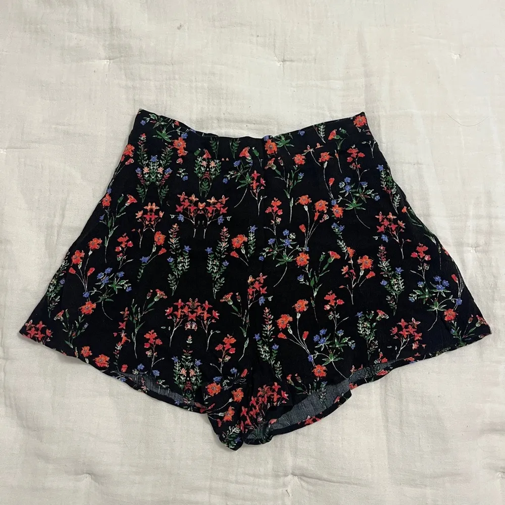 Black floral flowy shorts Size M - Image 4