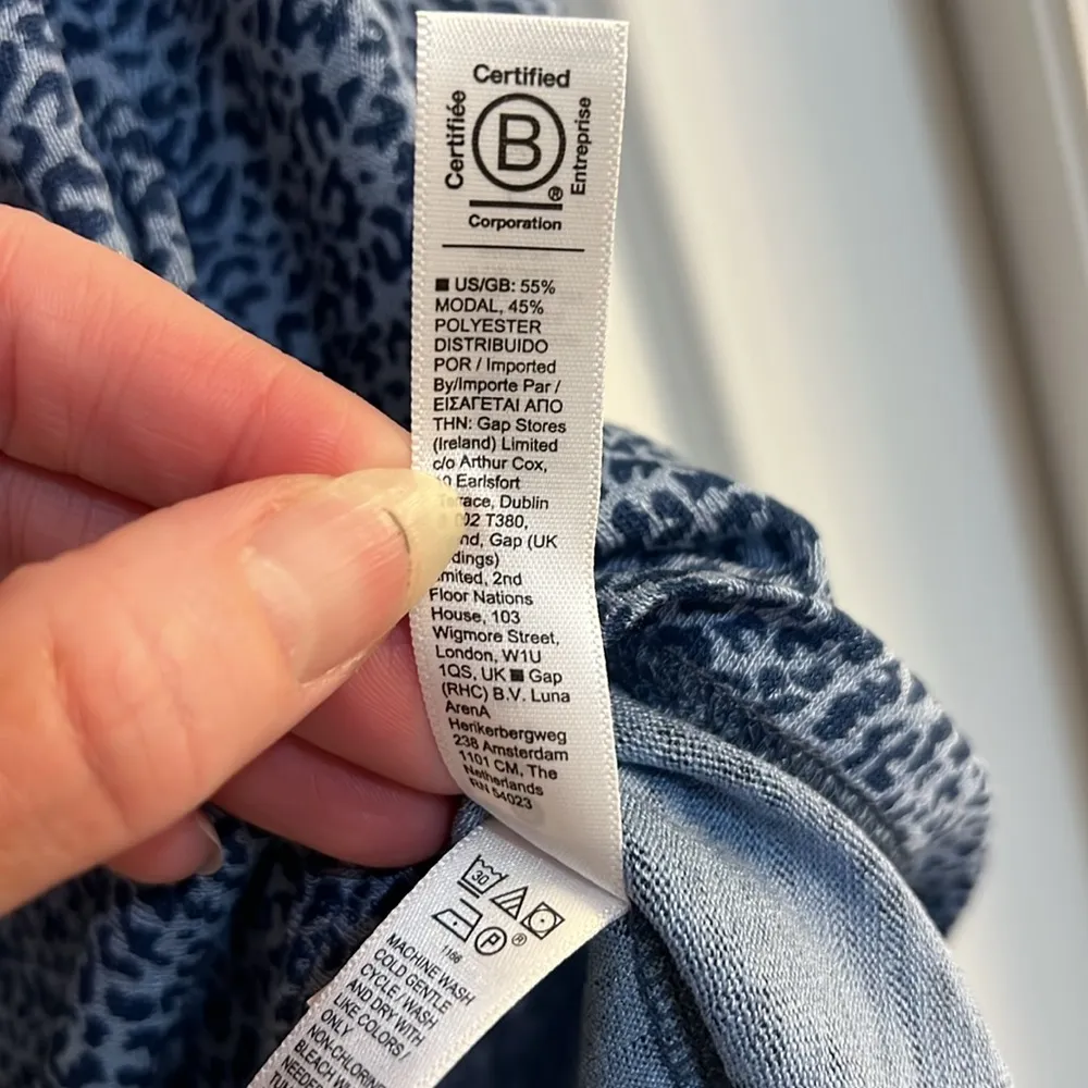 Athleta Breezy Scoop V Tee Size Large New in Blue Animal Print - Image 6