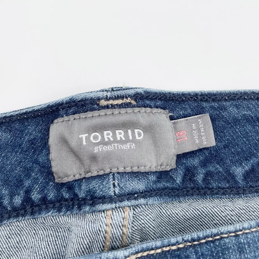 Torrid 5 Inch Mid-Rise Short Split Hem Cuffed Dark Wash Denim Plus Size 18 - Image 4