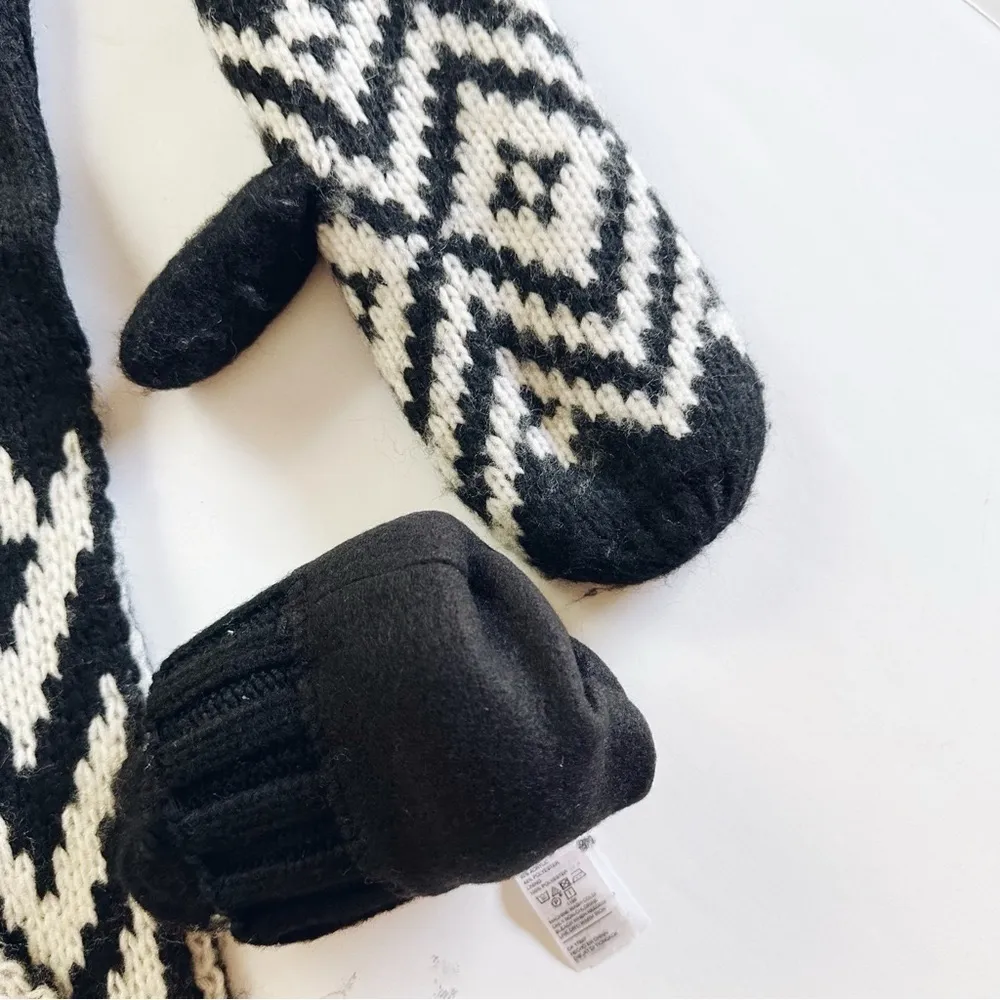 NEW Old Navy Fringed Sweater Knit Scarf Black White Chunky Tassel & Gloves - Image 4