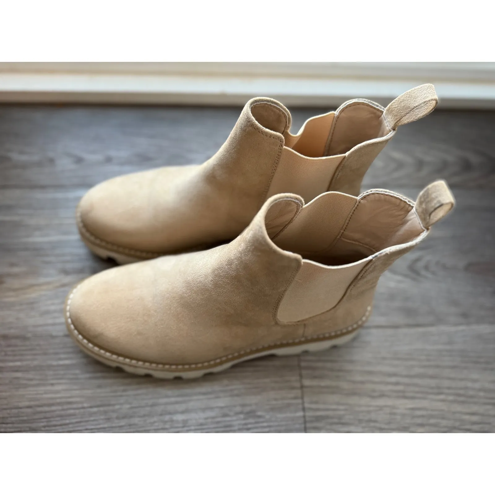 Chinese Laundry Tan Suede Chelsea Boots Lug Sole Star Detail Women's Size 6.5 - Image 3