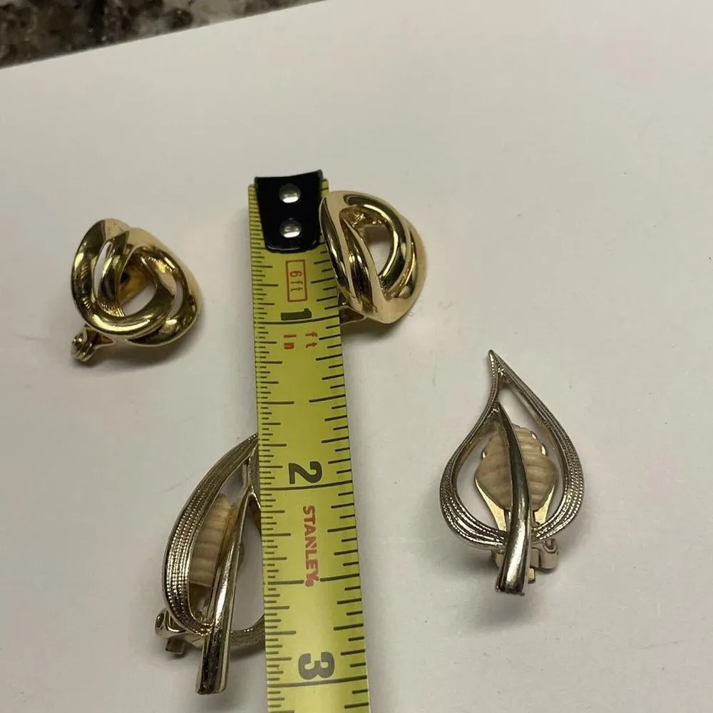 Lot Of 2 Vintage Costume Earrings Clip On Signed Sarah Cov / Monet - Gold Tone - Image 4