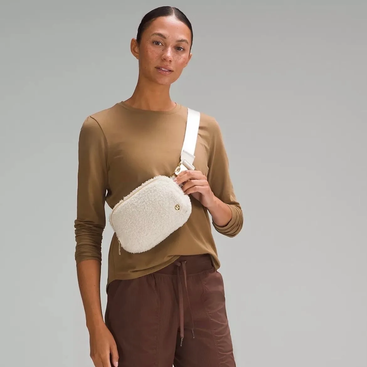 Lululemon Everywhere Belt Bag 1L Fleece White & Gold - Image 3