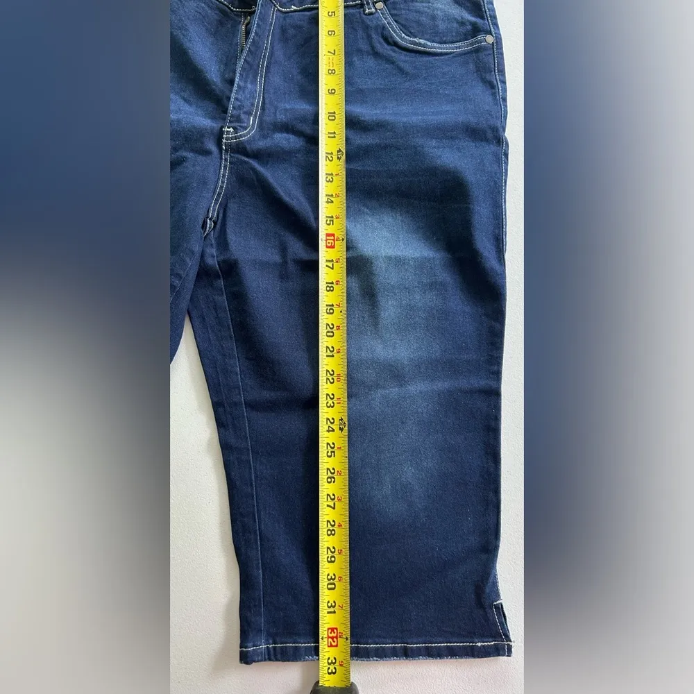 NWT!Super Stretchy Women's Pockets Side Slit Denim Shorts Size 24 or 3X Blue - Image 5