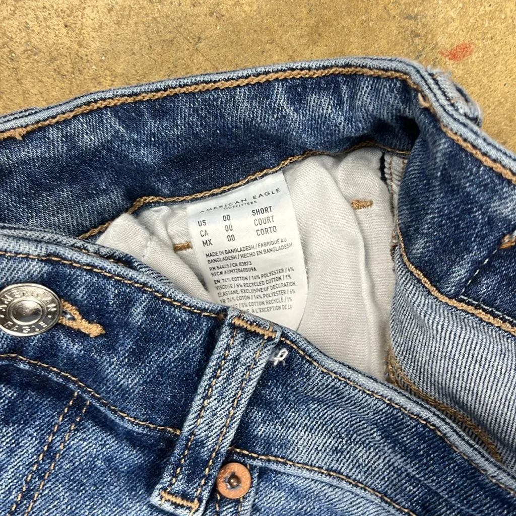 American Eagle Outfitters Mom Jean with raw hem 
Size: 00 short - Image 4