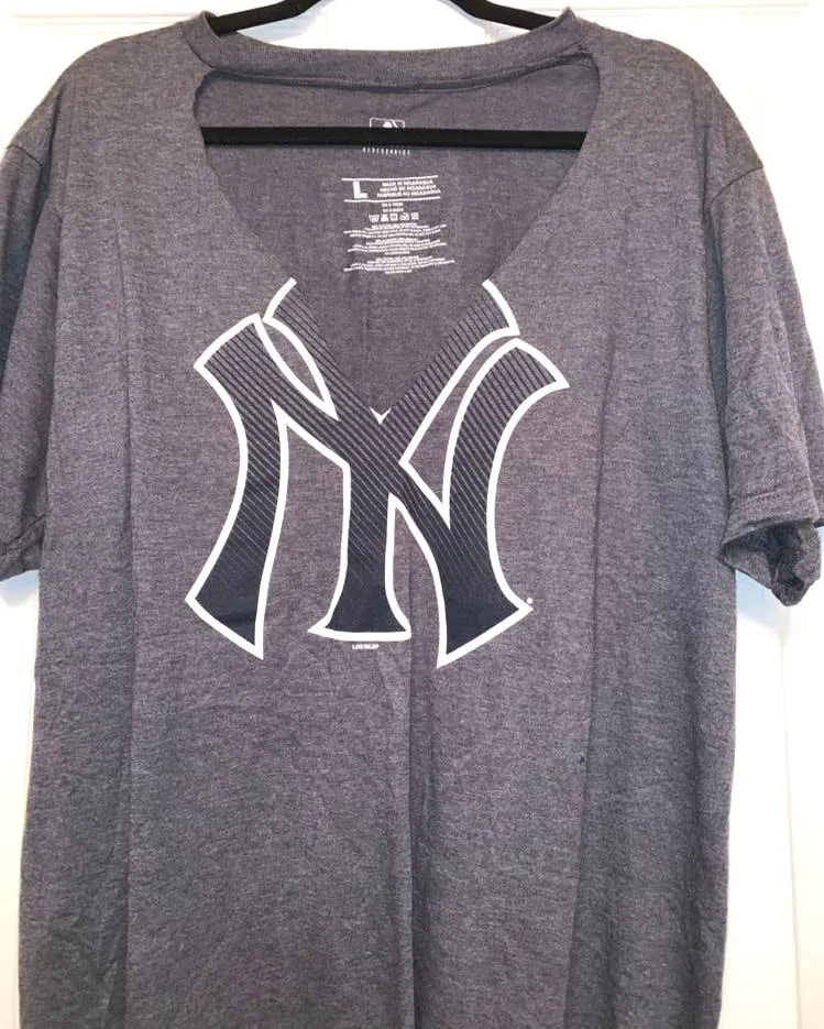Keyhole Distressed Yankees Tee Size L - Image 3