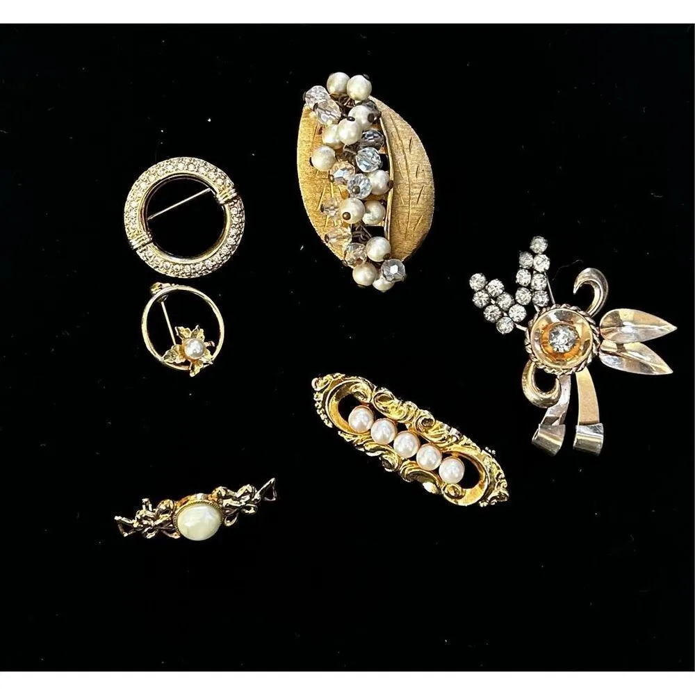 Brooch Jewelry LOT of 6 Pearl, Rhinestone, and gold toned brooches - Image 5