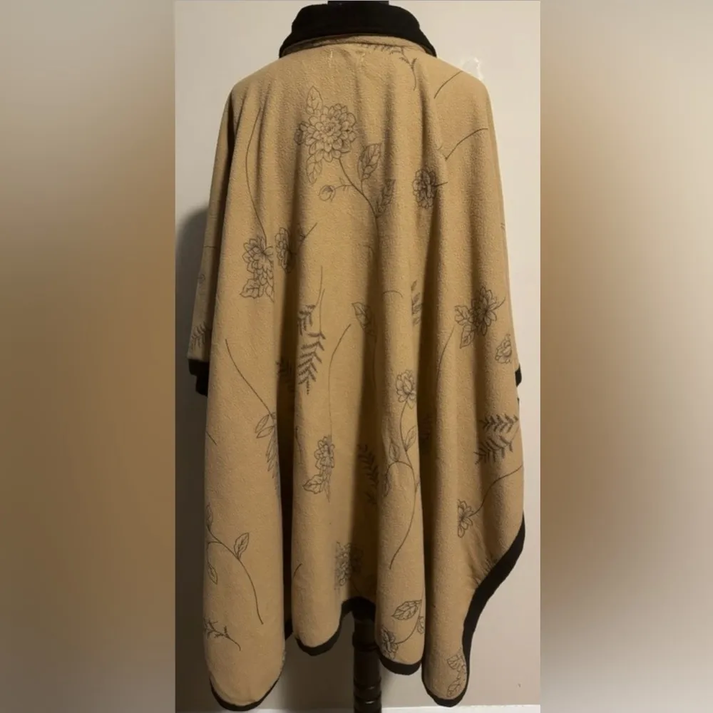 EUC Le Moda Light Brown and Black Zip Up Fleece Floral Print Poncho One Size Size undefined - Image 4