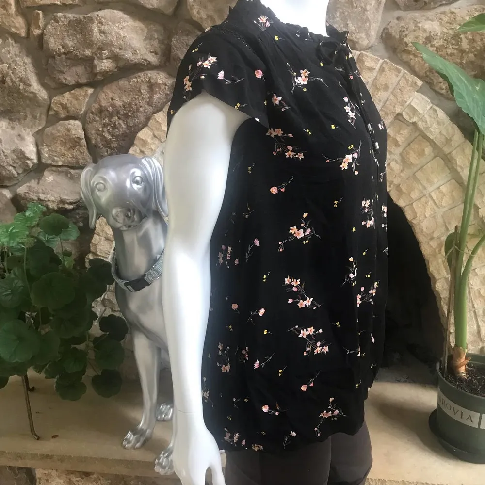 NEW Buffalo David Bitton Flutter Sleeve Floral Jacquard Black Blouse Women's L - Image 5