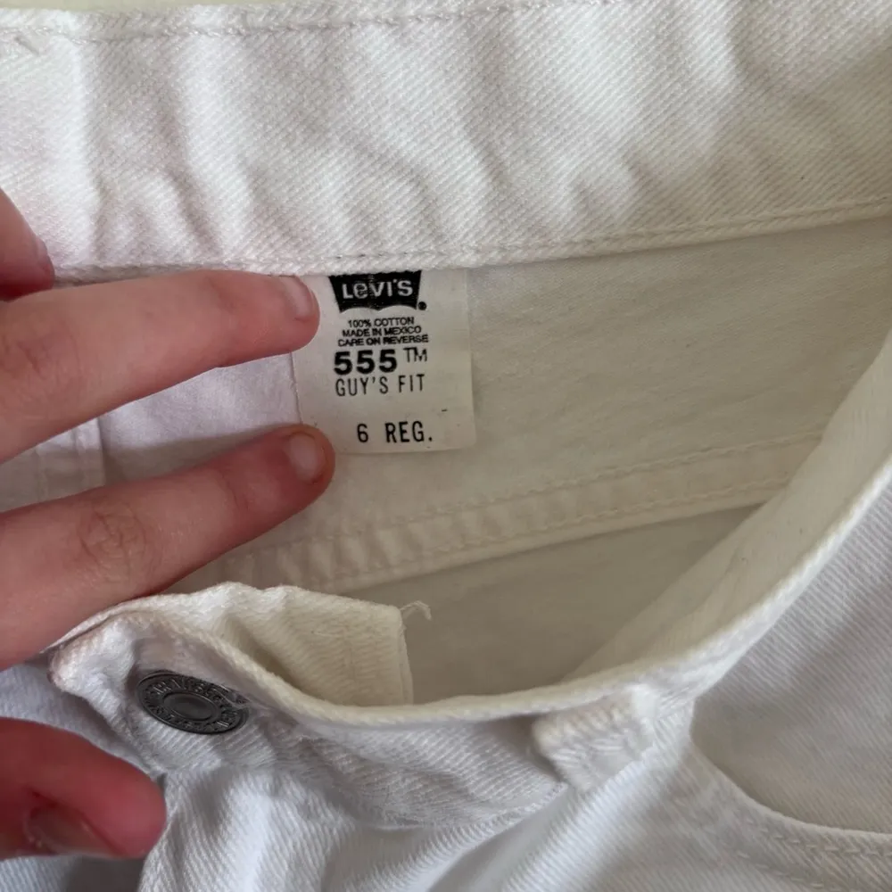 Vintage 555 Levi's Women's White Denim Cut-Off Shorts size 28 Made in Mexico - Image 3