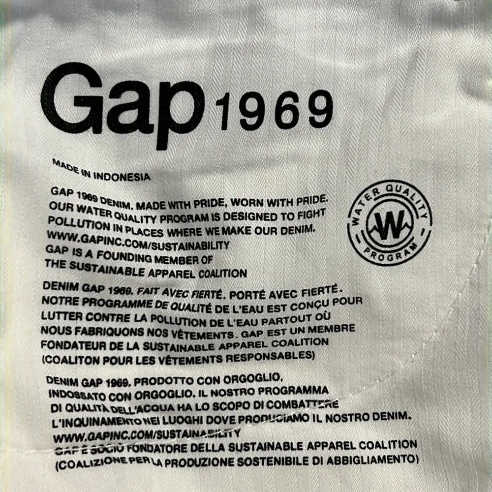 GAP size 33 5” shorts white button womens plus size zip close with pockets - Image 3