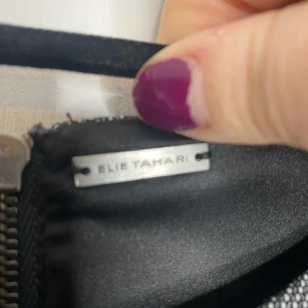 ELIE TAHARI‎ Mixed Media Sheath Dress Black/Gray With Leather Shoulder Detail - Image 4