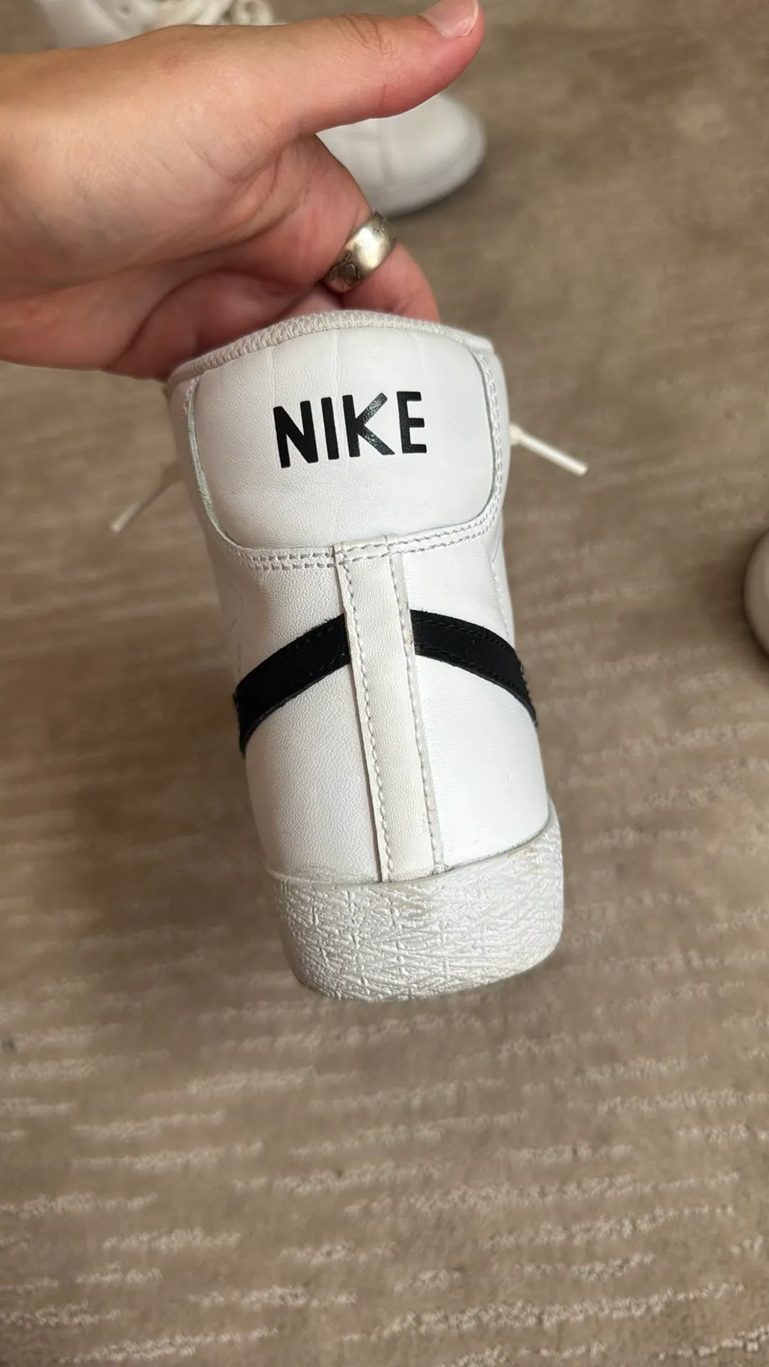 womens size 6 nike blazer mid 77 white/black  - Image 5