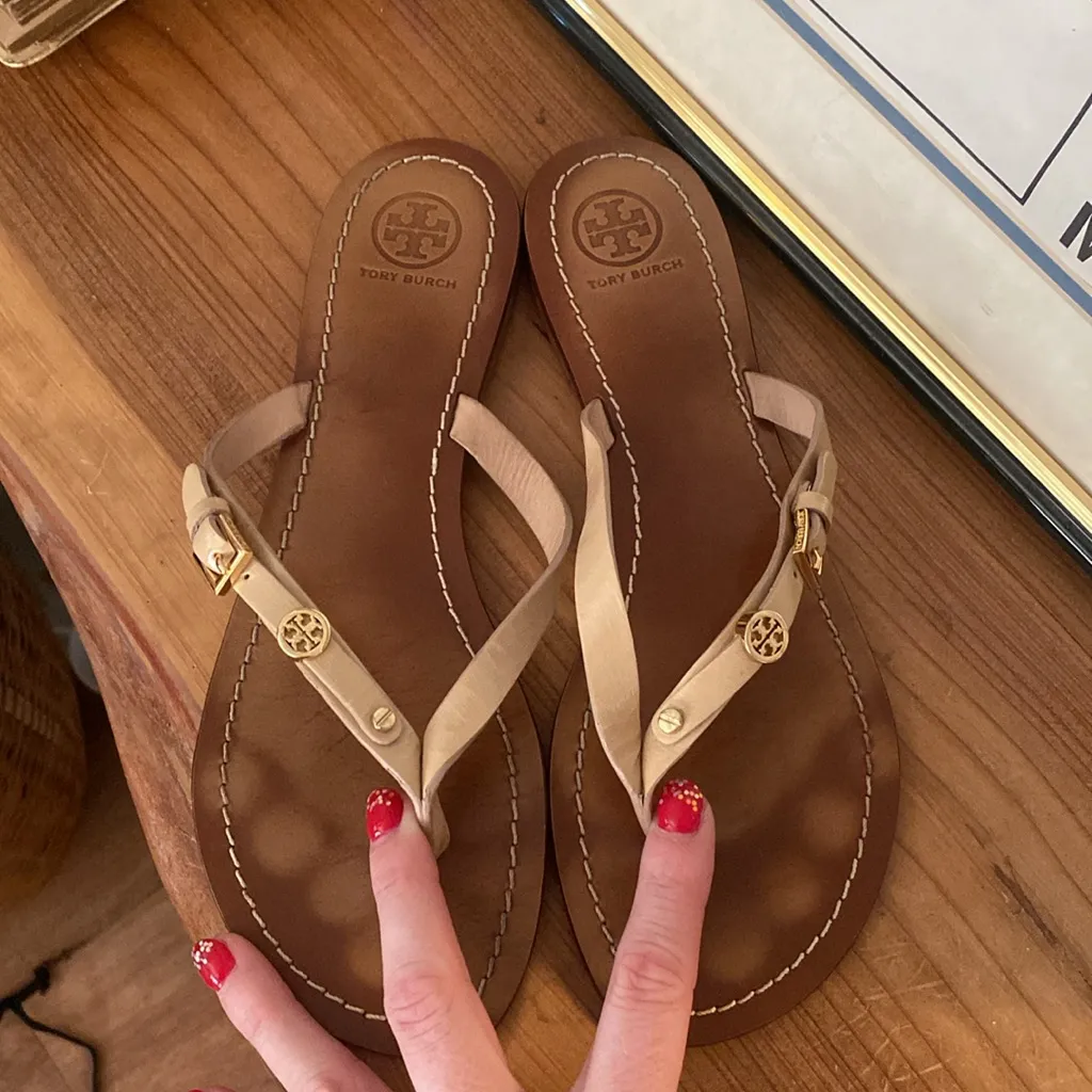 Tory Burch Leather Flip Flops Size 9 Gold Buckle Logo Hardware Tan Straps - Image 2