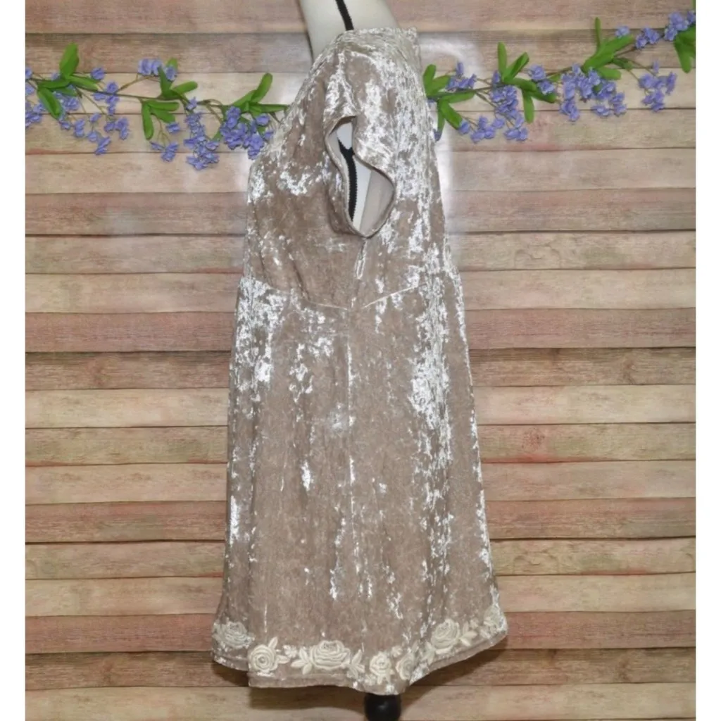 Savanna Jane Champagne Embroidered Floral Crushed Velvet Babydoll Tunic Top 1X Tan - Image 4