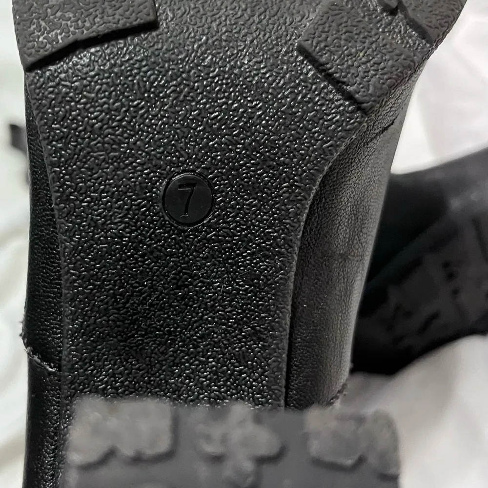 Mukluks black and silver boot size 7 - Image 4