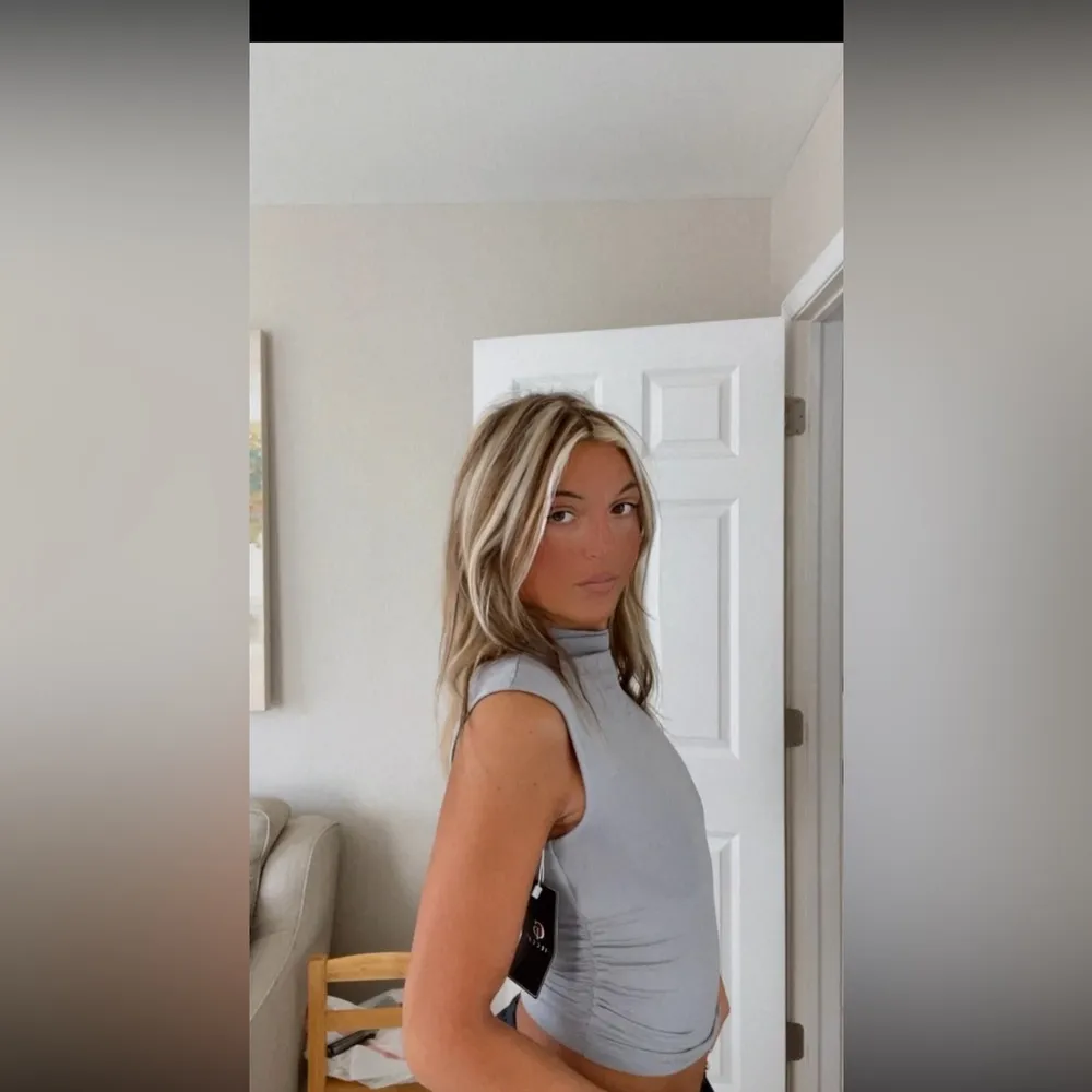 Cute Trendy Fitted Gray Sleeveless Mock Neck Top - Image 2