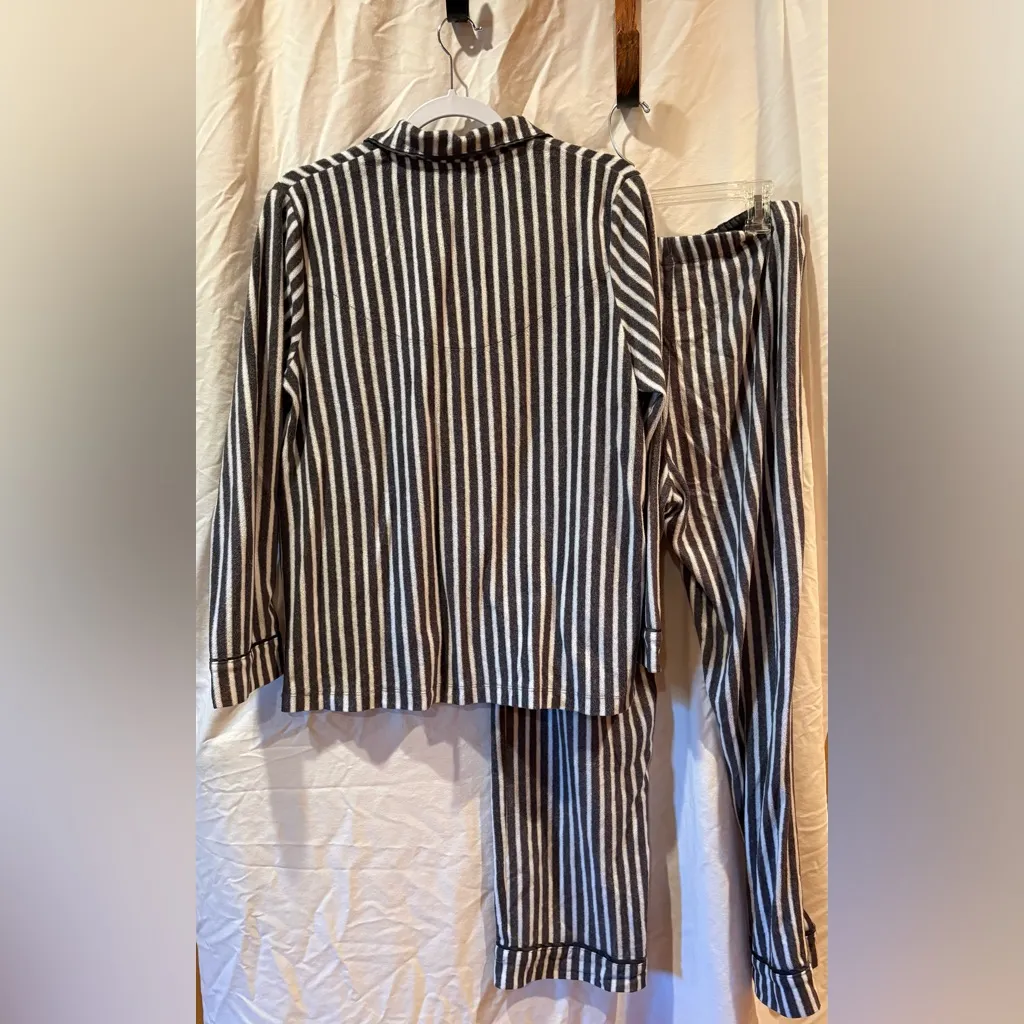DKNY grey & white stripe pajama set women’s M - Image 3