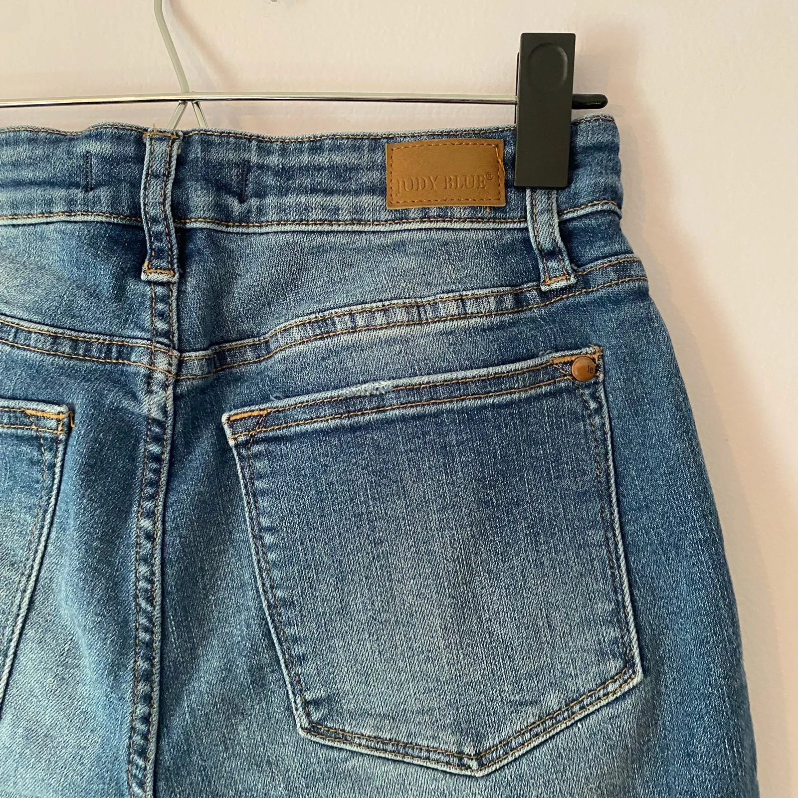 Judy Blue Boyfriend Fit Medium Wash Jeans Stretchy Mid Rise Women's size 5 / 27 - Image 6