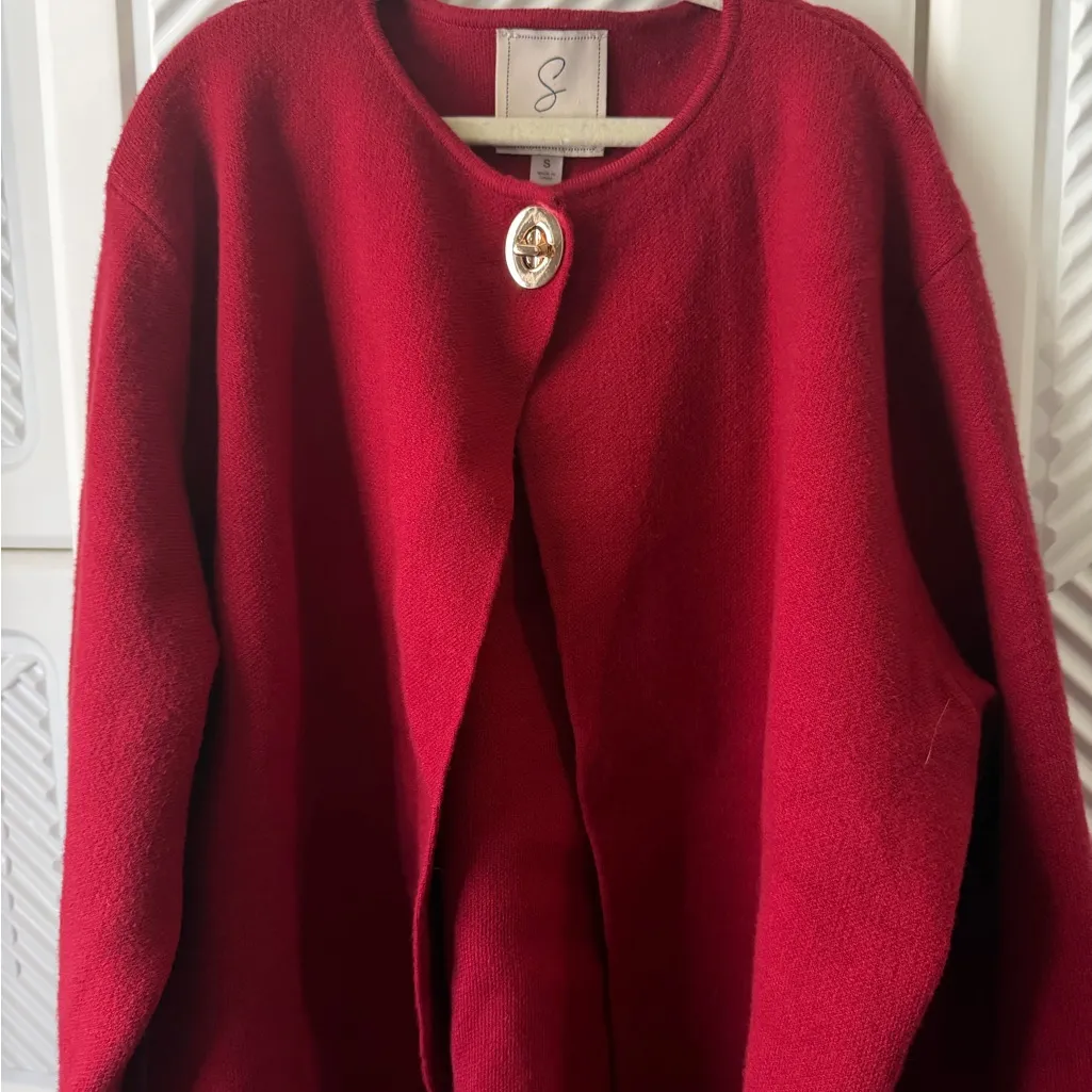 Sioni Red Cardigan with Gold Button - Image 6