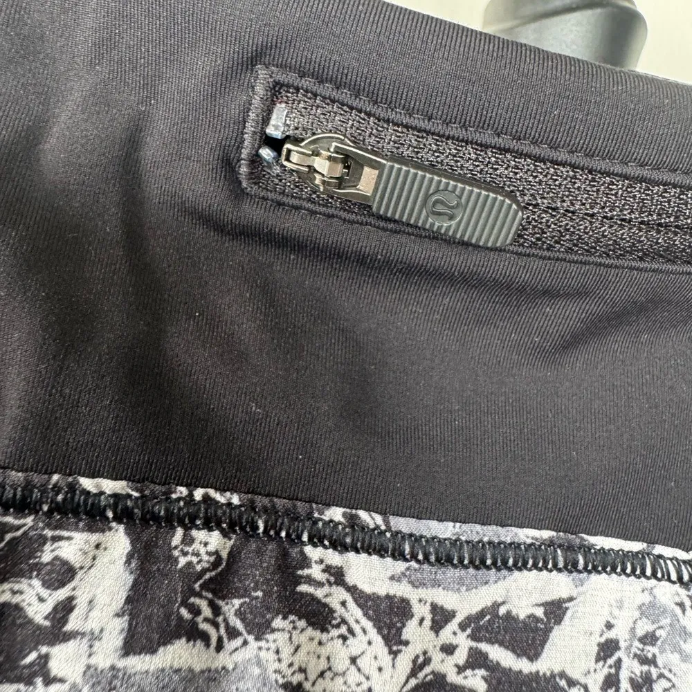 Lululemon Skirt Size 8 Black White Abstract Print Pleated Tennis Golf Athleisure - Image 5