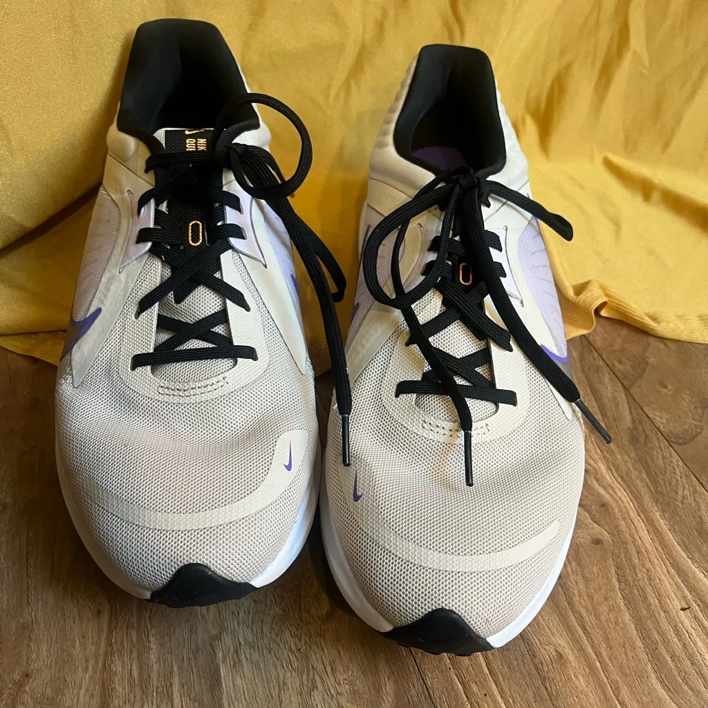 Nike Cream and Purple Running Shoes - Image 2
