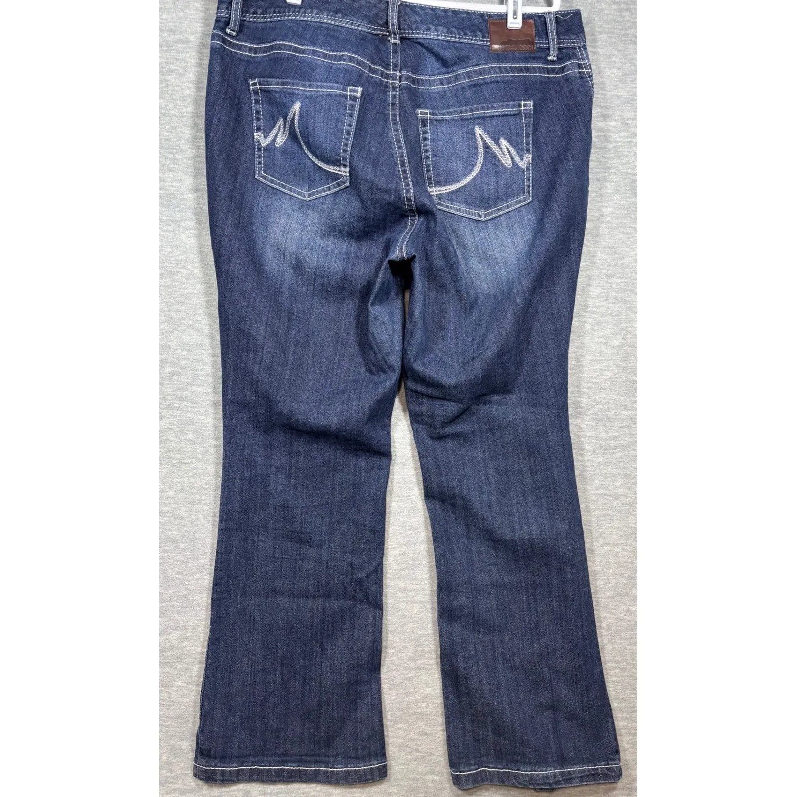 Maurices Womens Jeans Size 18 Short Bootcut Dark Wash Embroidered Pockets - Image 3