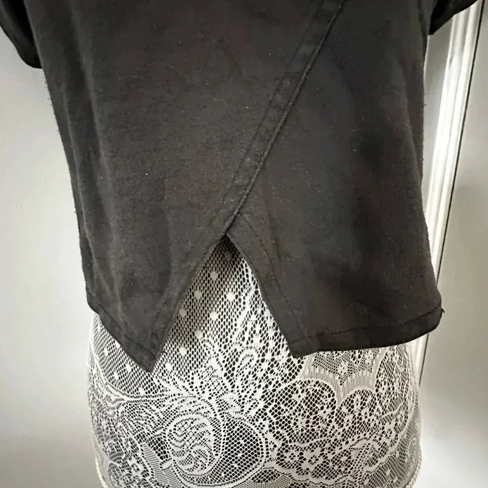 Black Beewear Cropped Cap Sleeve Top. Button Epaulette. Cut Out Belly Button. Size L - Image 2