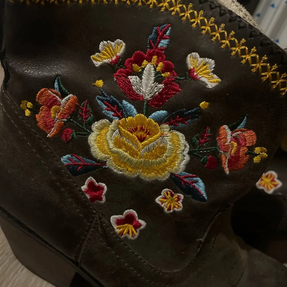 Floral mini cowboy boots Size 6 - Image 3