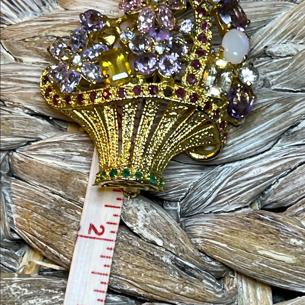 Elegant Gold Tone and Shades of Purple Giardinetti Brooch - Image 10