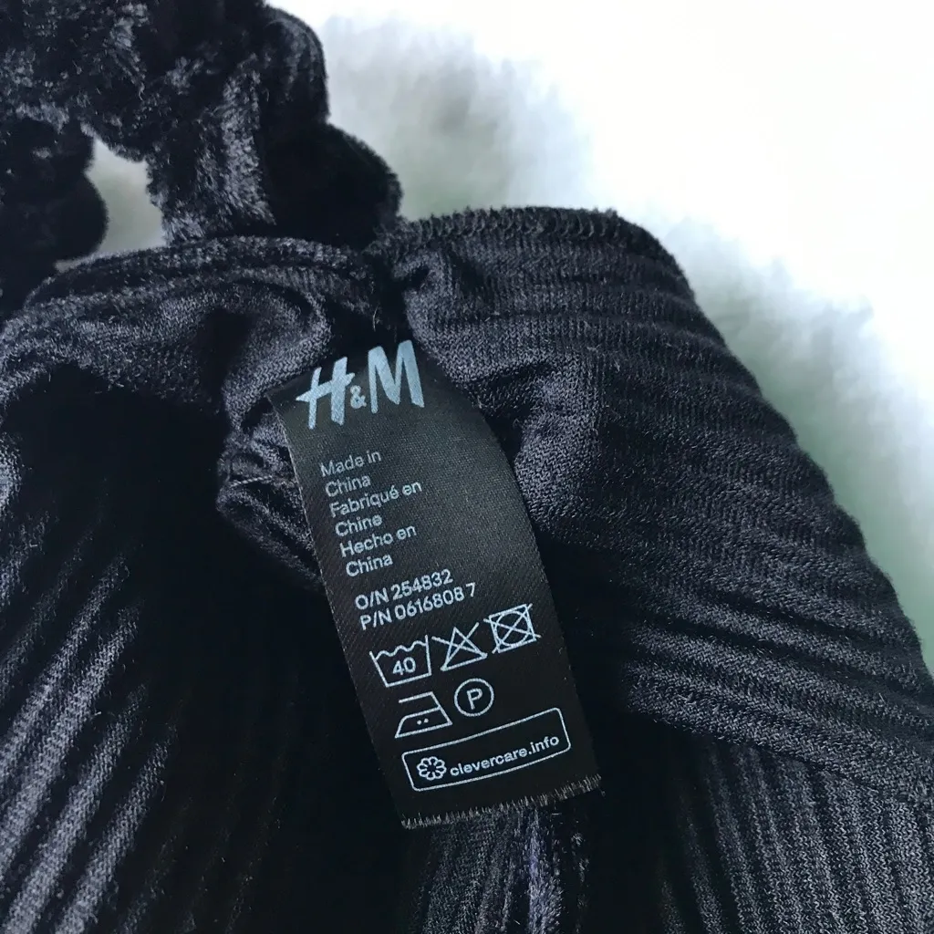 H&M Knotted Black “Velvet” Headband - Image 4