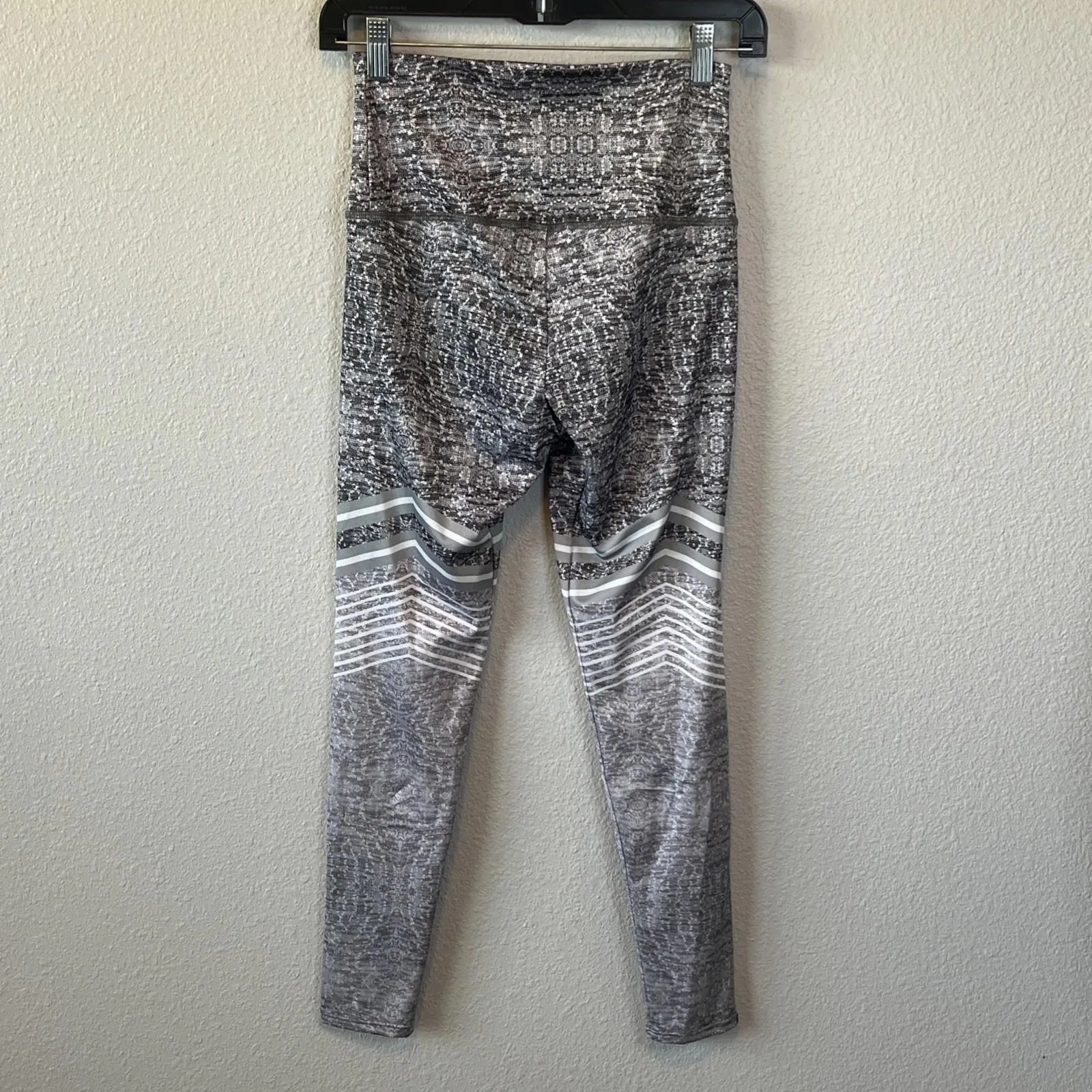 Onzie Snake Print Chevron Stripe Legging Gray Size Small/Medium - Image 4