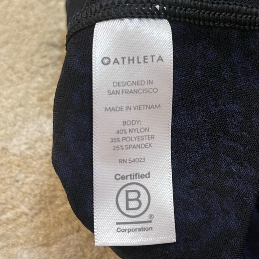 Athleta blue black leopard print high neck sports bra women’s size XSP - Image 5