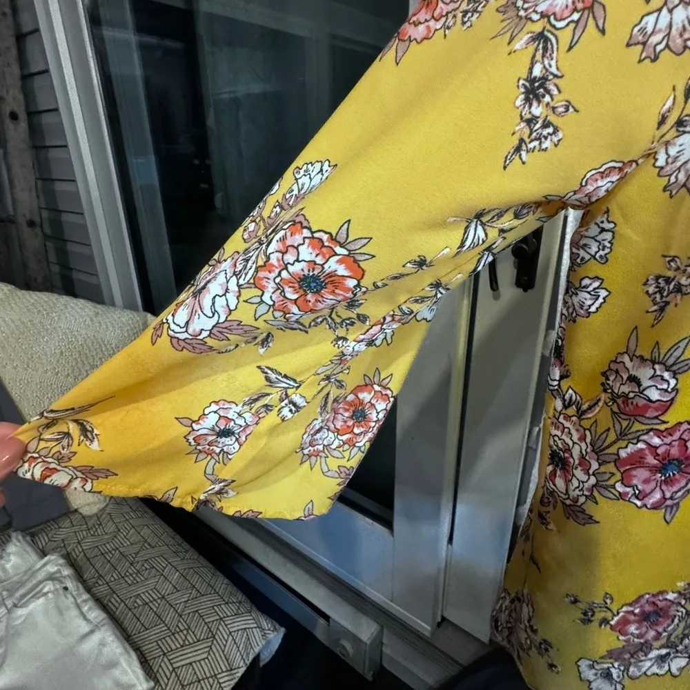 Papermoon dressy floral yellow blouse size Medium - Image 2