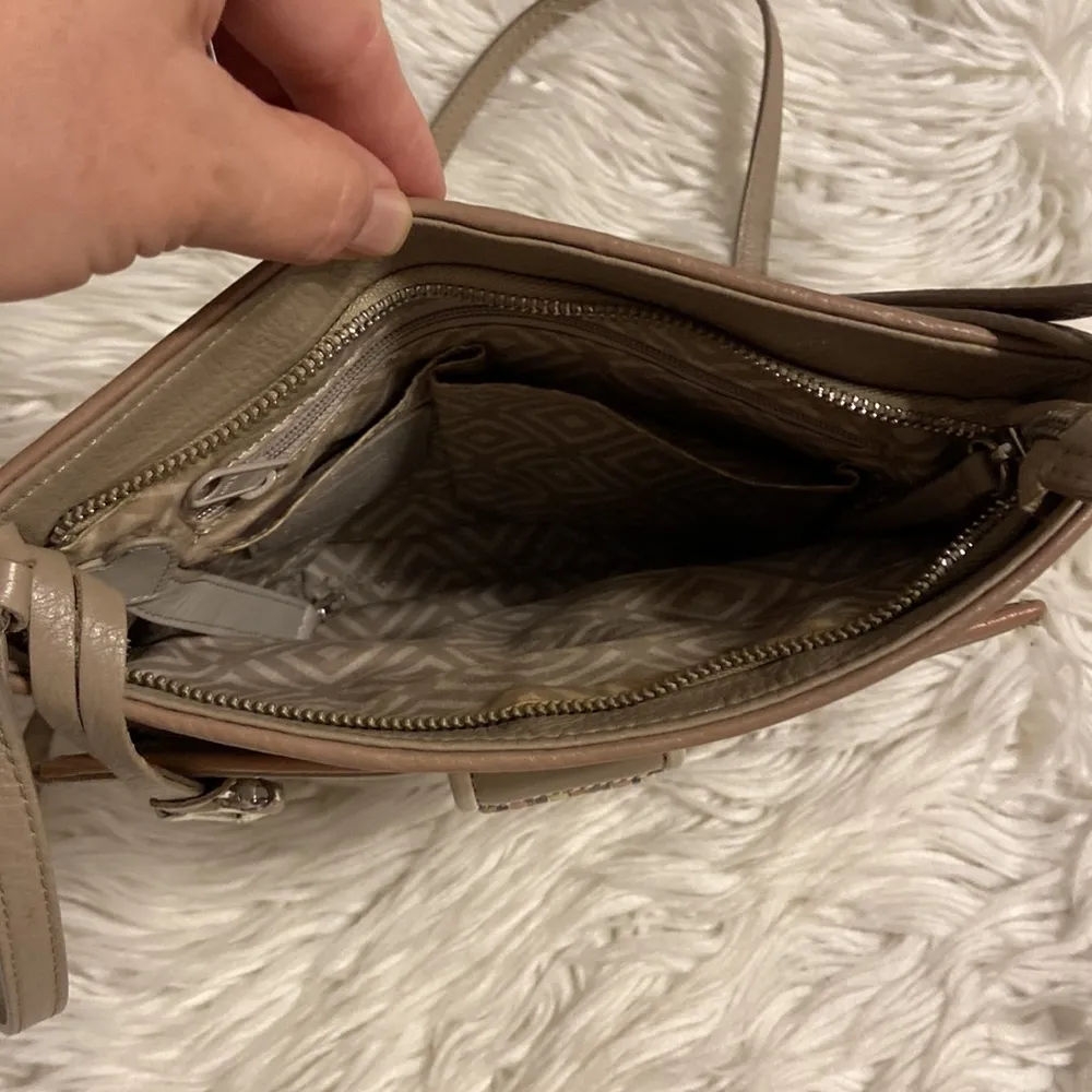 BRIGHTON F241713 PURSE SOFT LEATHER COLOR GRAY/BEIGE WITH LOTS OF POCKETS - Image 6