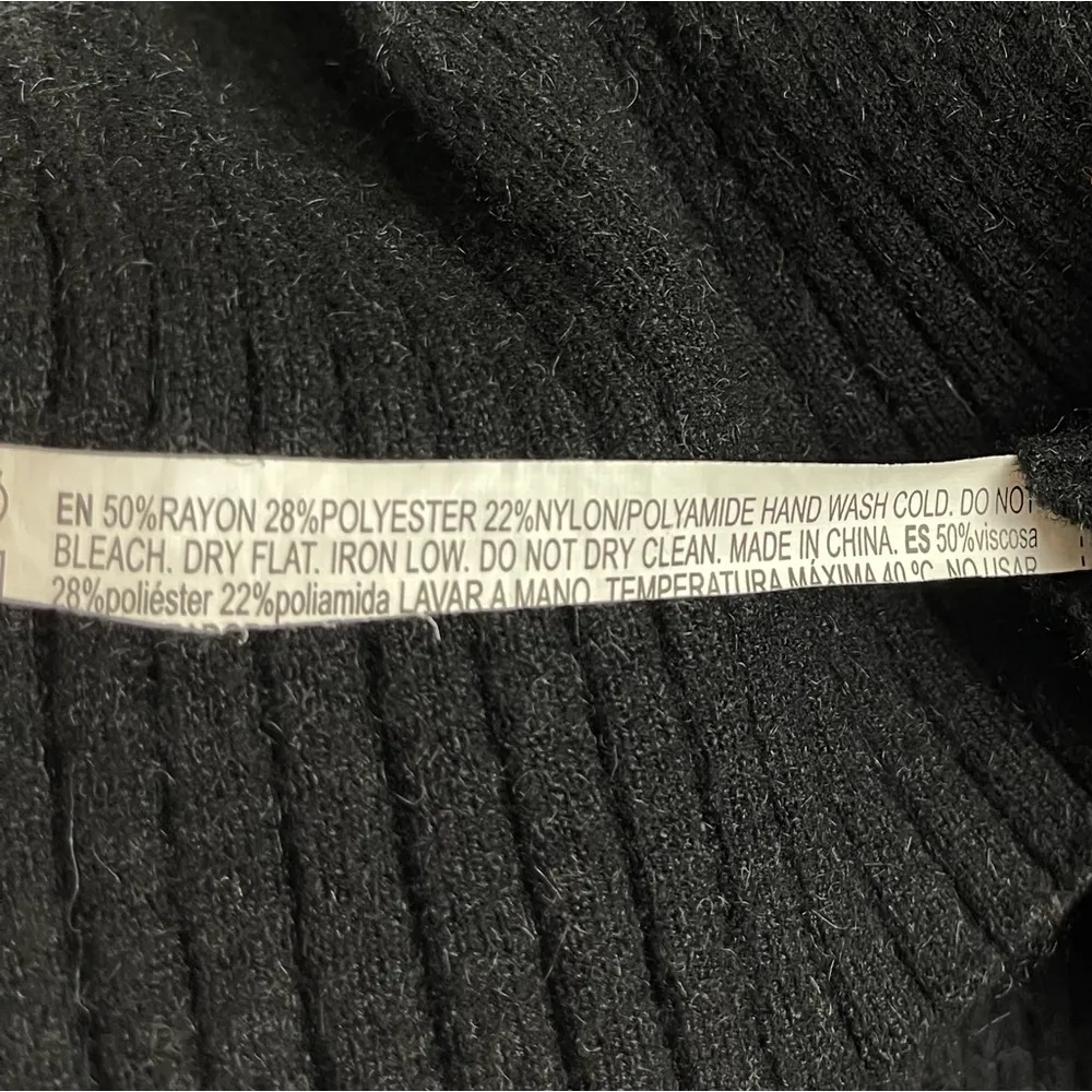 Forever 21 Medium Ribbed Y2K Knit Buttery Soft Crop Cardigan Sweater - Image 3