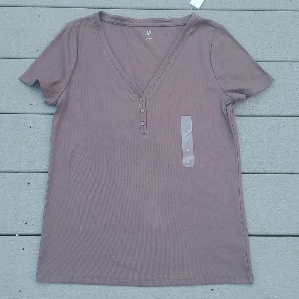 NWT Gap Short Sleeve Ribbed Henley Shirt - Image 5