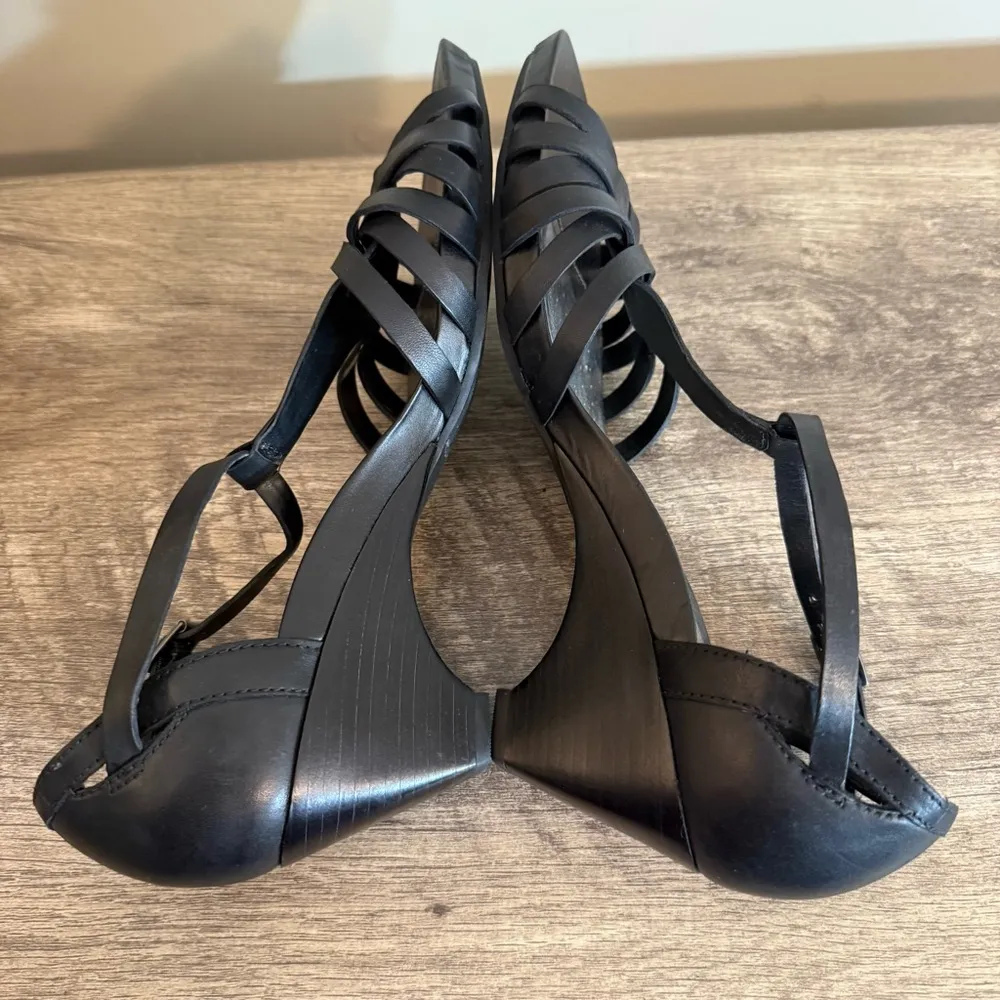 Coach and Four Claridge Black Leather T Strap Sandals Heels Women’s Size 9.5 - Image 10