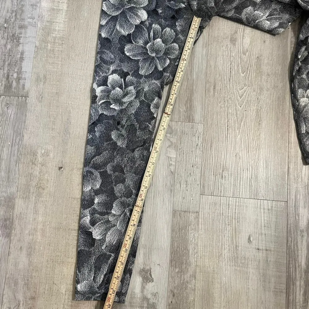 Athleta Elation Textured Tights in a Chakra Floral Black/Seasalt pattern. Sz sm - Image 5