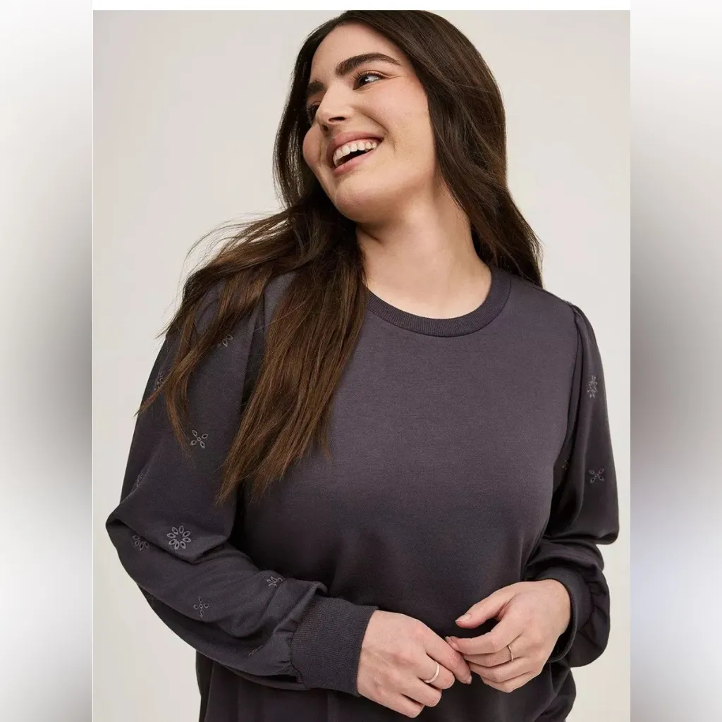 Torrid charcoal grey crewneck top eyelet sleeves 1X - Image 2