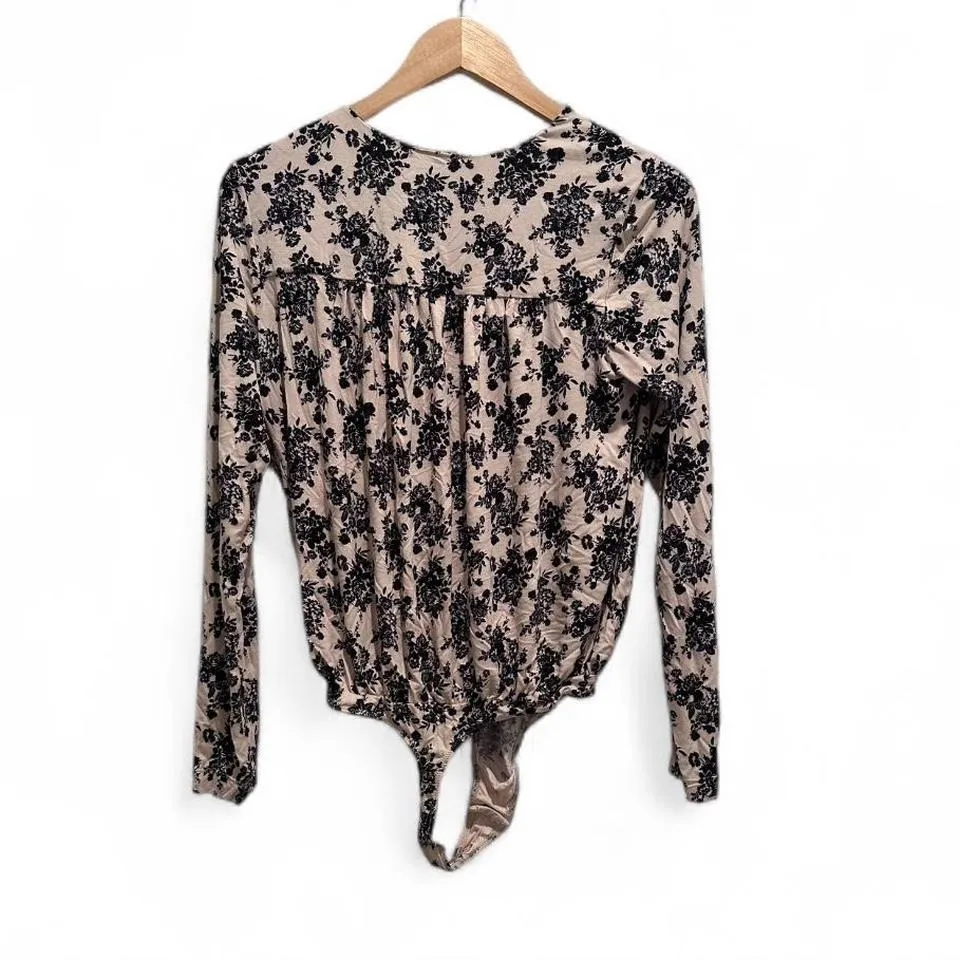 Free People‎ Cream Navy Blue Printed Turnt Bodysuit Size Medium - Image 3