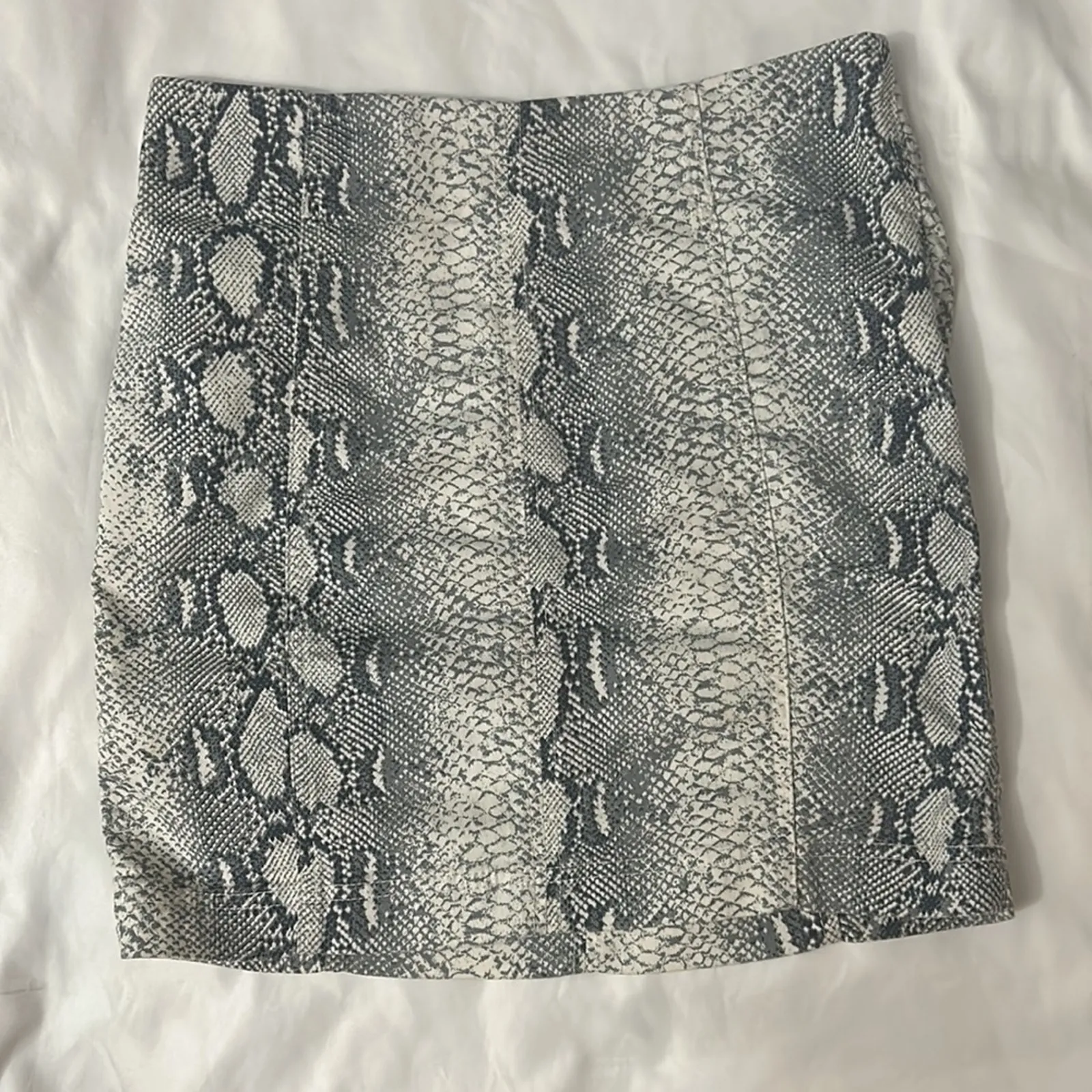 Free People Denim Gray/White Snakeskin Miniskirt 6 Animal Print Casual Dopamine - Image 3