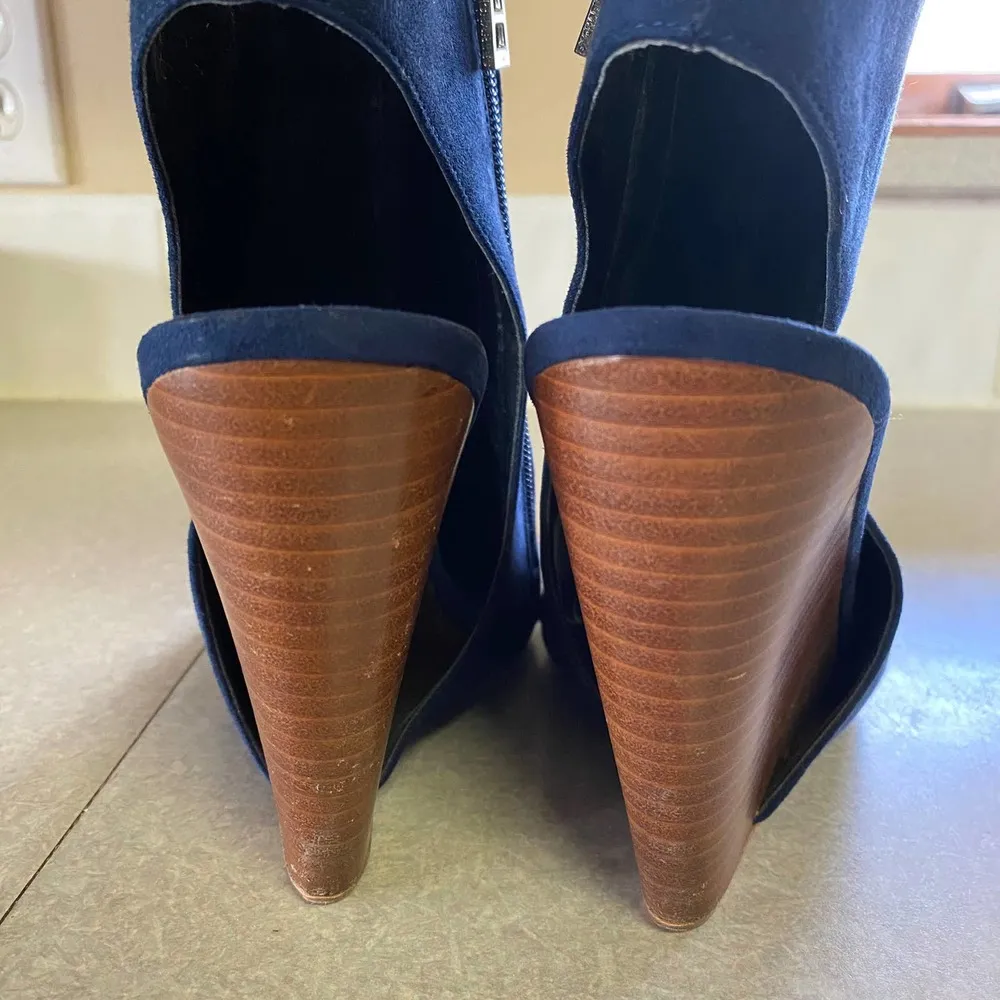 Charles by Charles David Navy Blue Wedge Dark Academia Wedding Pointed Toe Heels - Image 3