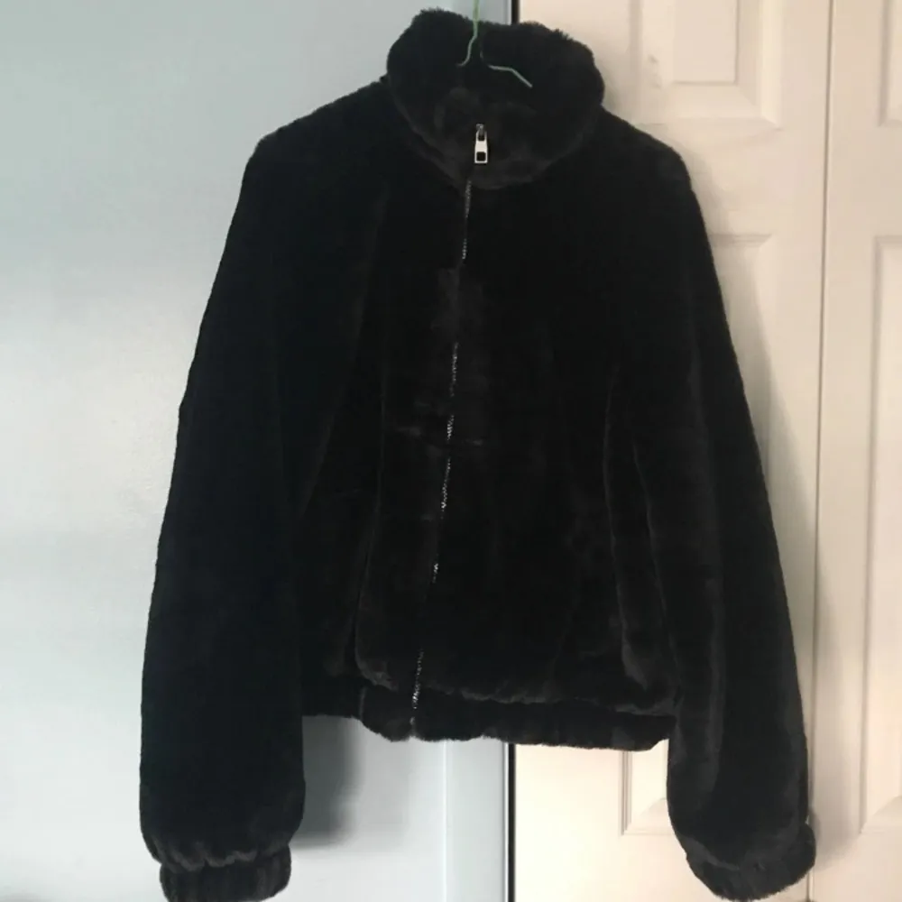 Black faux fur zip up jacket - Image 4