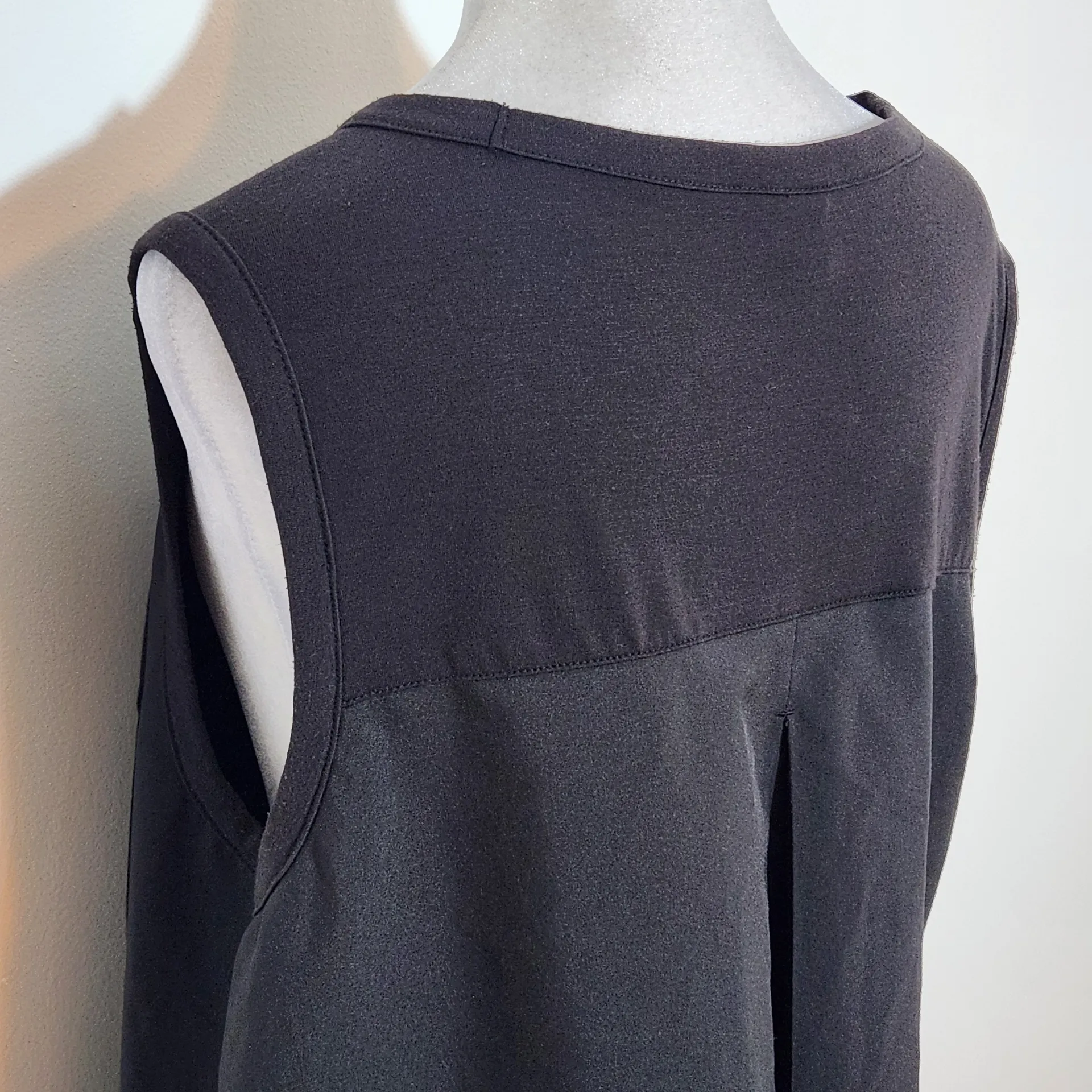 Old Navy Black Sleeveless Activewear Top Size Large Black Cropped Athletic Top - Image 6