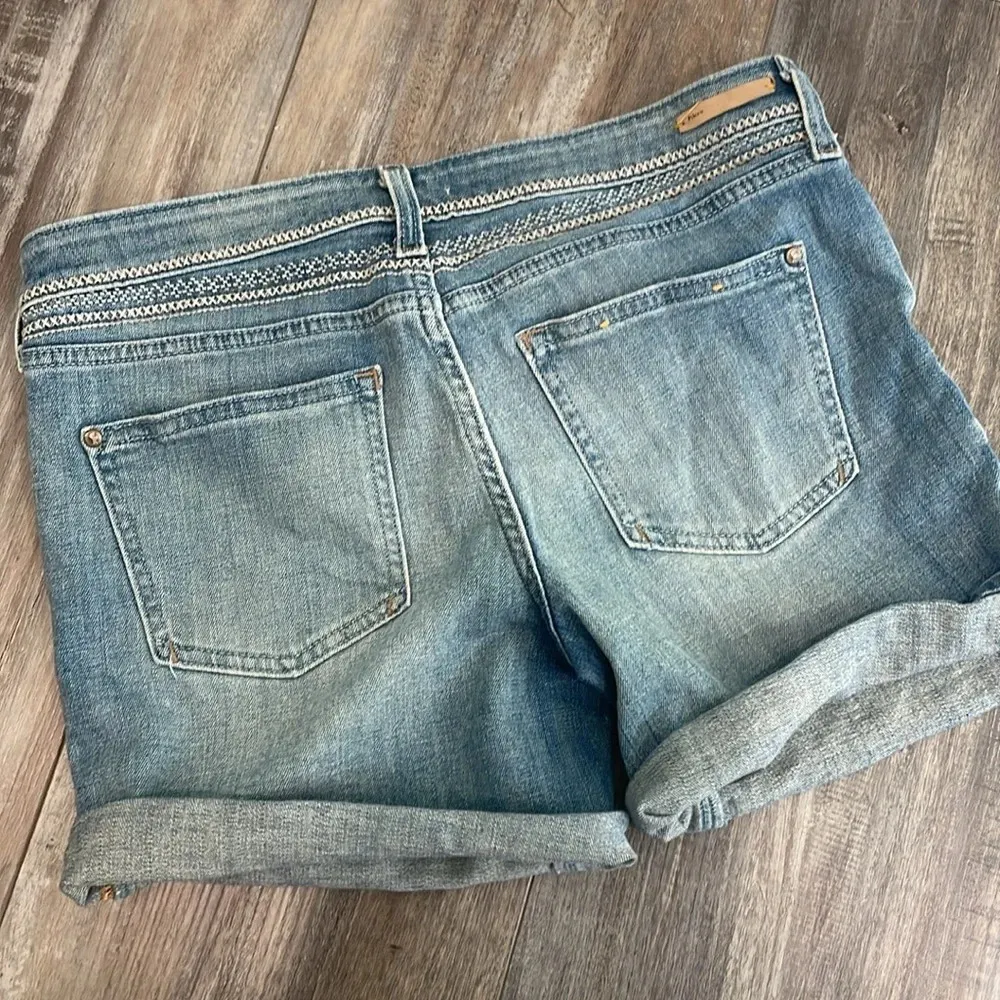 ANTHROPOLOGIE Pilcro Embroidered Stet Denim Shorts size 28 - Image 8