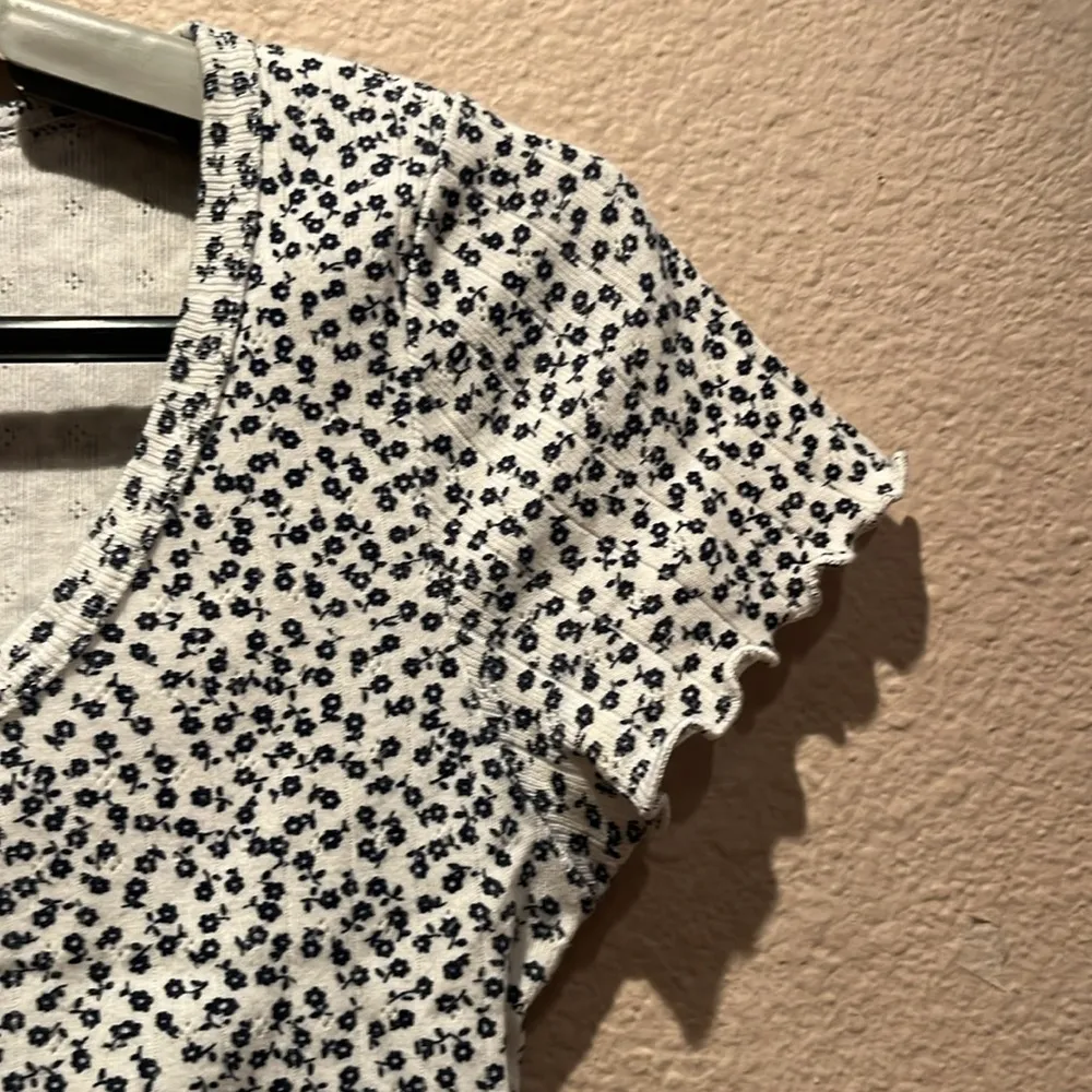 Brandy Melville Women’s Floral Button Down Lettuce Trim Shirt Size XS-Small - Image 4